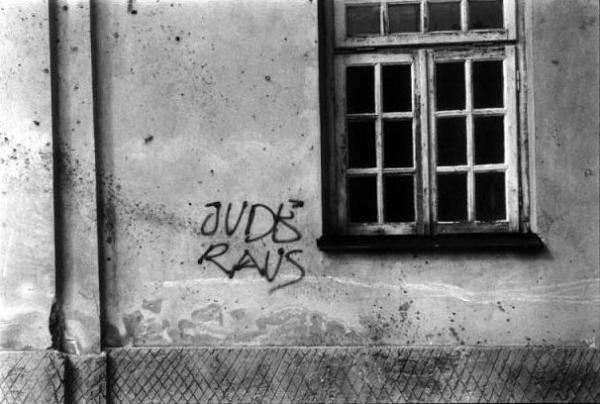 Graffiti-sur-le-mur-de-l-ancienne-synagogue-10378_27774_9lht.jpg