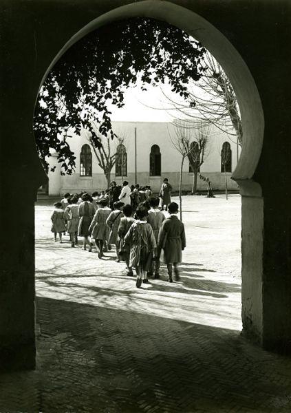 Maroc-Fes-1933-02-Groupe-d-eleves-se-rendant-a-la-cantine-Alliance-Israelite-Universelle.jpg