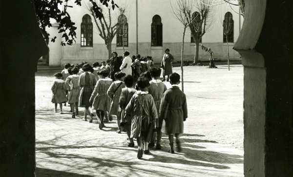 Groupe d’élèves se rendant à la cantine. Fès, Maroc, 1933 © Photothèque de l'Alliance Israélite Universelle