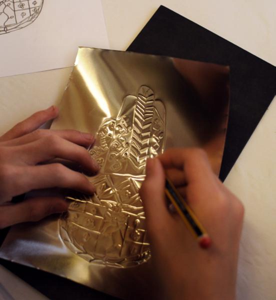 Atelier avec cuivre repoussé