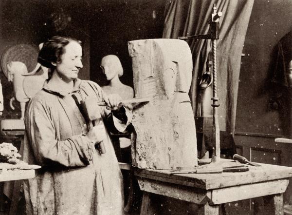 chana-orloff-sculptant-sa-premiere-sculpure.jpg