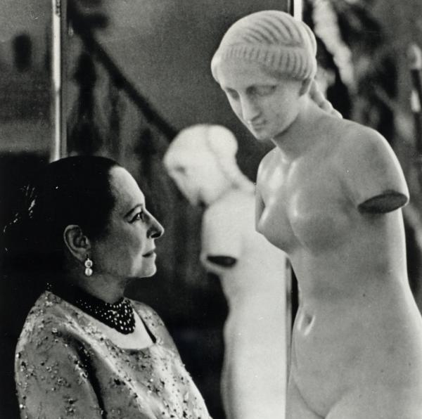 helena-rubinstein-devant-sculpture2-copy-archives-helena-rubinstein-l-oreal.jpg