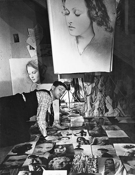 Autoportrait dans le studio de la rue Delambre Paris, 1939 © The Estate of Erwin Blumenfeld 2022