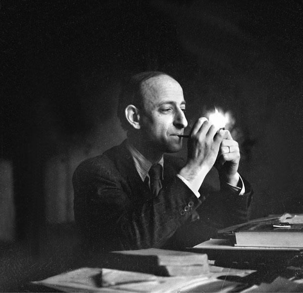 Raymond Aron à Paris en janvier 1947 © Roger-Viollet