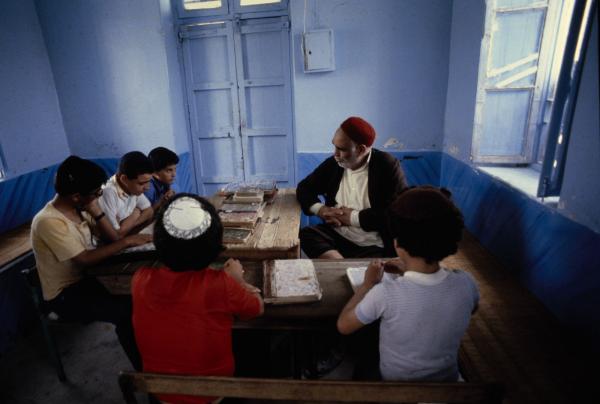 Rabbi Houita Bittan et ses élèves. Djerba, 1979-1980 © Jacques Pérez