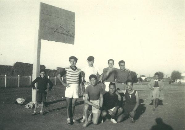 Terrain de basket de l'école de l'Alliance israélite de Meknès, octobre 1944. mahJ, Don des enfants de Joseph et Mathilde (Mazaltob) Hassine en souvenir de leurs parents