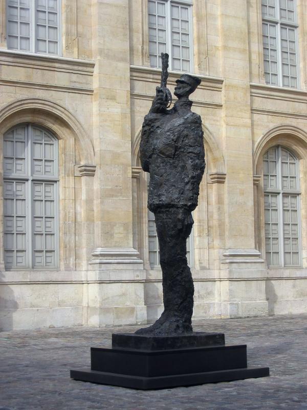 Vue de la statue en pied, de trois-quart, dans la cour d'honneur