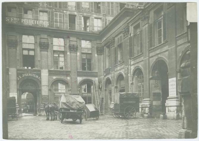 Emmanuel Pottier, 71, rue du Temple, la cour, vers 1910