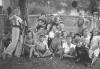 Fête devant la fontaine de la maison d’Izieu, été 1943 © Maison d'Izieu, collection succession Sabine Zlatin